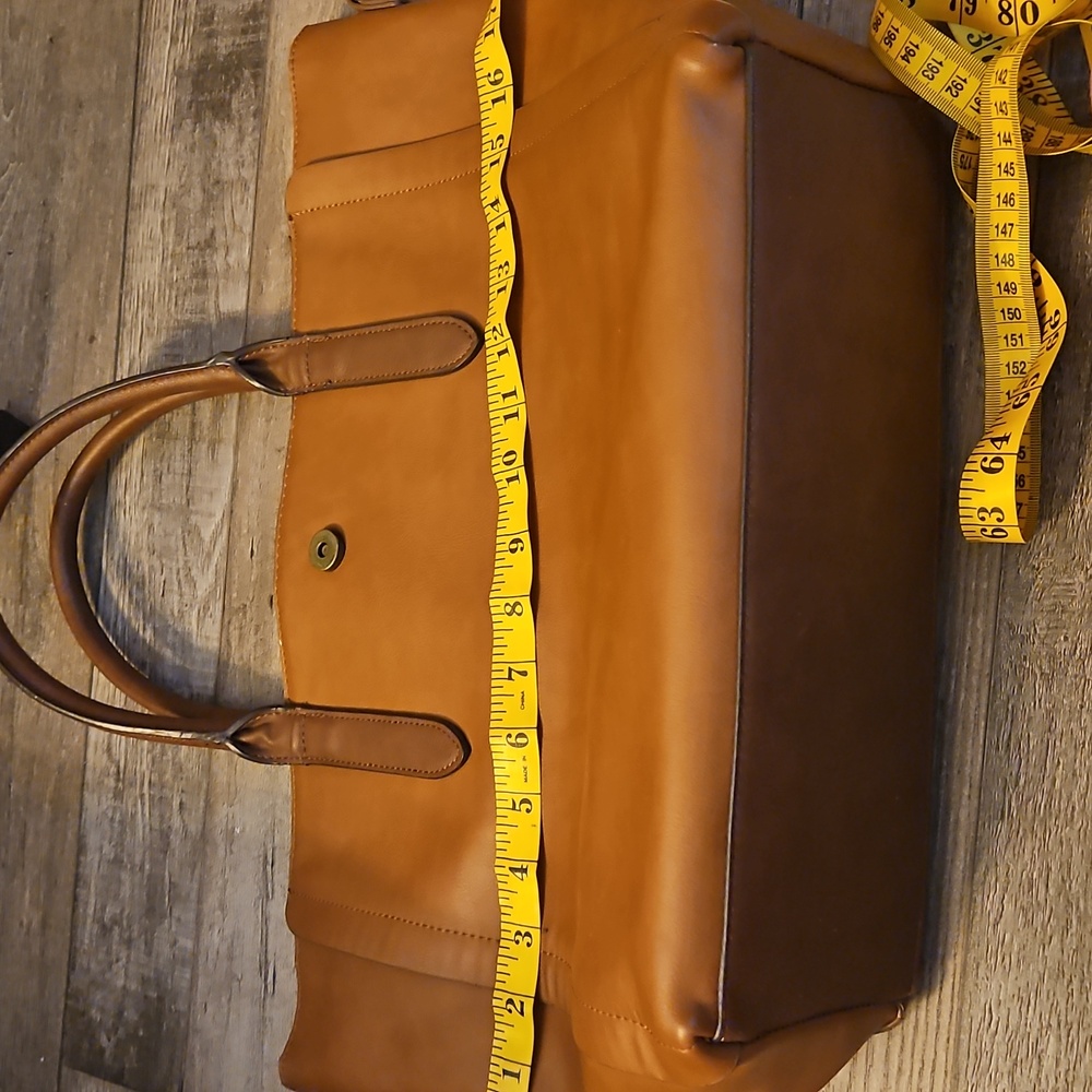 Tan Leather Shoulder bag with Timeless Design Universal thread - Picture 7 of 8